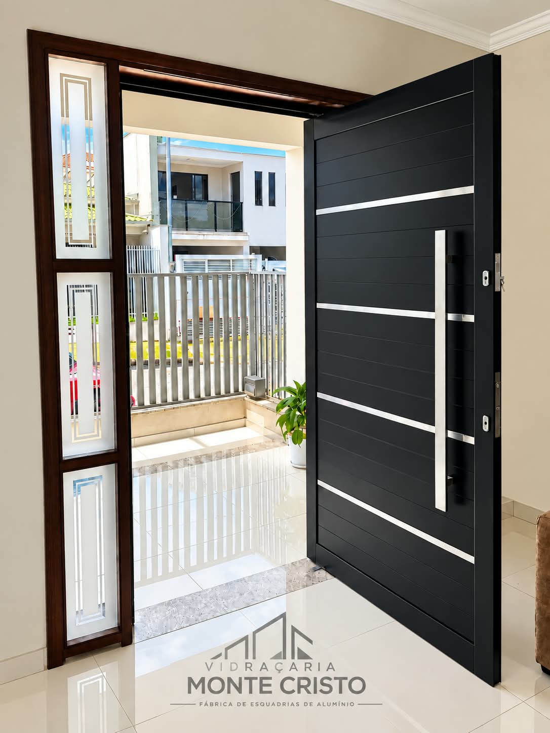 Porta pivotante em alumínio
